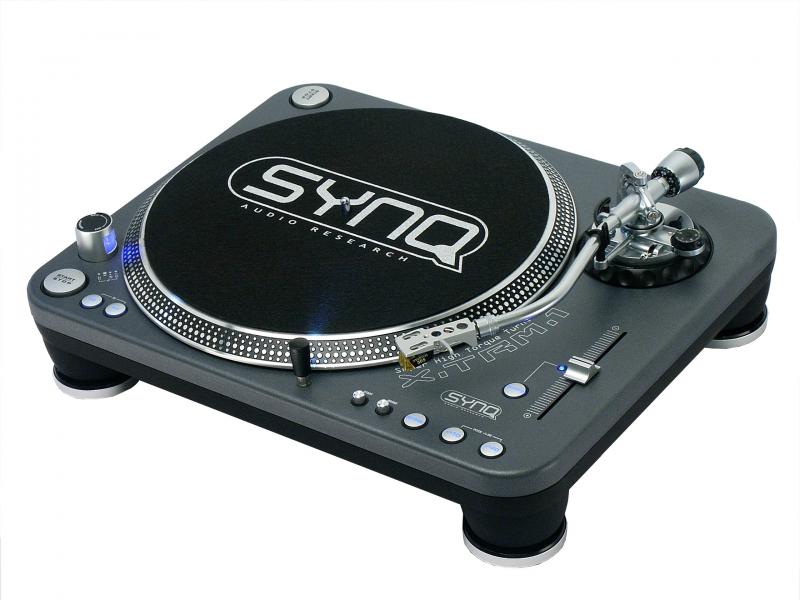 SYNQ XTRM-1 Platine vinyle à entrainement direct, couple élevé, sortie line